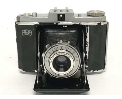 A vintage Zeiss Ikon Nettar Novar-Anastigmat F6.3 75mm folding camera with vintage camera case. Postage category C