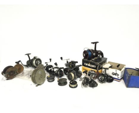 Spinning reels including a boxed Daiwa 7700 A, Berkley 420, Garcia Mitchell 326, a vintage few fly reels etc. postage categor