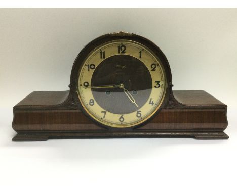 An oak eight day mantle clock. Shipping category D.- NO RESERVE