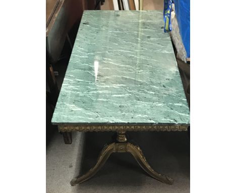 A gilt metal coffee table with a green marble top, dimensions 55x130x45cm.