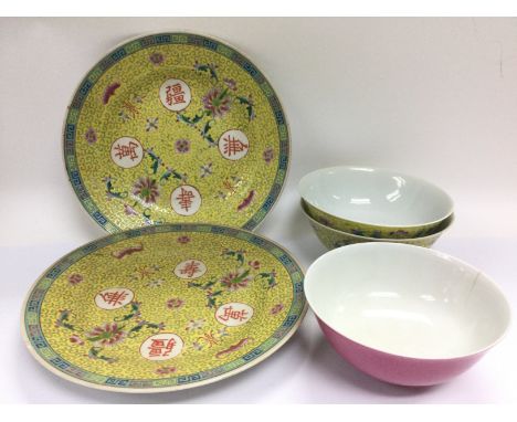 Two famille juane plates and two matching bowls plus one other bowl with six character marks to base (5). Shipping category D