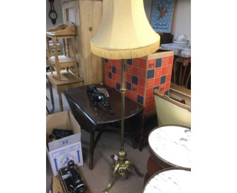 A late 19th Century brass telescopic standard lamp. Shipping category D.