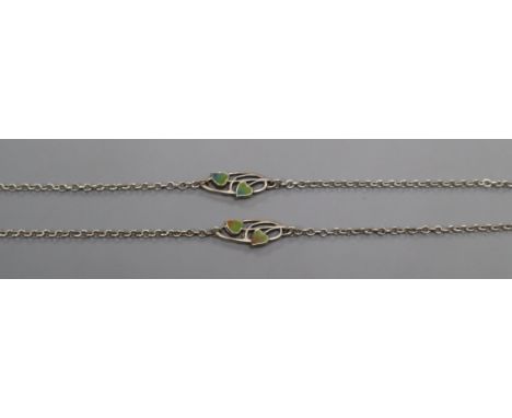 An Art Nouveau-style 800 white metal and stylised enamel leaf guard chain, 117cm