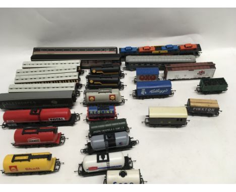 A Collection of 26 x 00 gauge model railway wagons and carriages manufactured by Hornby..Lima and others. All loose.