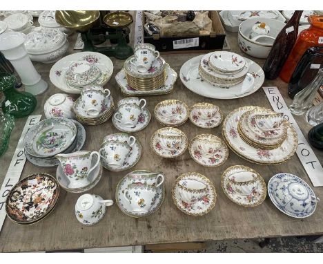 Different patterns of Spode tea wares together with some Worcester plates