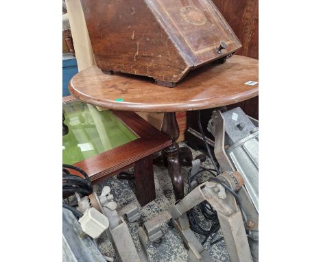 A Georgian mahogany tripod table.