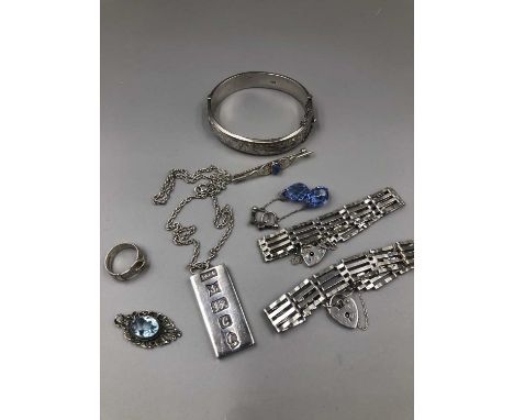 Vintage silver jewellery to include a silver hinged bangle, two gate bracelets, an ingot and chain, a buckle ring, bar brooch