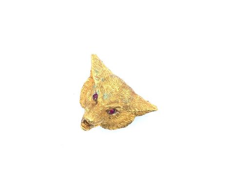 A vintage 9ct gold fox mask brooch with red gem inset eyes. Width 2.6 cms. Weight 10.19 grams. 