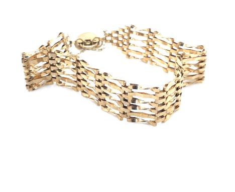9ct gold hallmarked jewellery to include a gate bracelet, a rope bracelet, a signet ring and a woven bracelet. Gross weight 1
