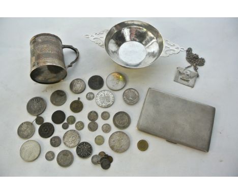 A silver quaich, maker's mark N.G, London, 1979, circular body with hammered finish, applied with two pierced handles, 168g; 