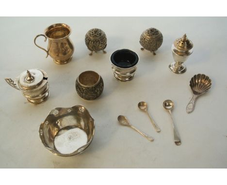 An Edwardian silver cruet set, A.J. Bailey, Birmingham, 1909, comprising: a salt cellar, a mustard pot and a pepper pot, each