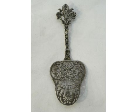 A Foreign silver lifter, 800 standard, composed of pierced and chased scrolling foliage and bird detail, 59.5g