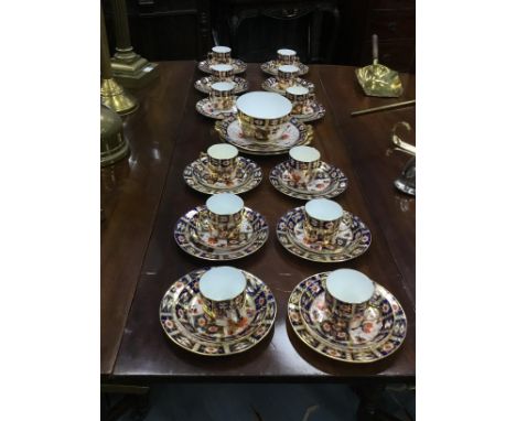 DERBY STYLE PART TEA SERVICE decorated with the Imari pattern, comprising twelve cups, eleven saucers, twelve side plates, su