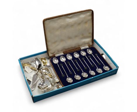 Assorted collectable silver including a trowel bookmark with agate handle, Birmingham, 1901, 96mm, a tea strainer, Coronation