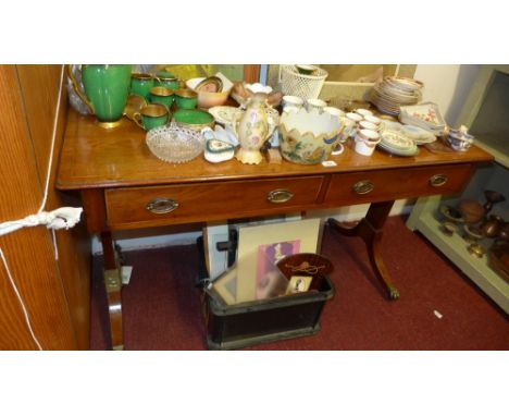 An early 20th Century Georgian style sofa table.