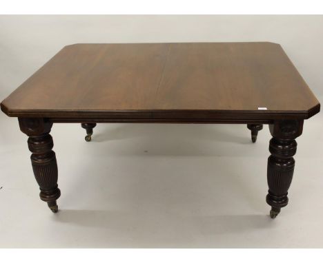 Late Victorian mahogany wind-out extending dining table, the moulded top raised on four baluster turned and fluted supports w