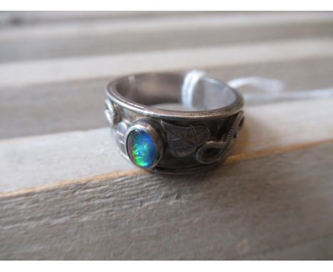 Silver and opal set ring of stylised band designSize M/N 