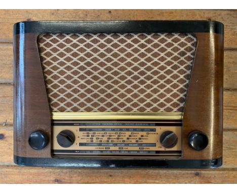 VINTAGE TABLETOP RADIO. Vintage Invicta Model 37 tabletop radio receiver, circa 1958, with wooden casing and cloth speaker gr