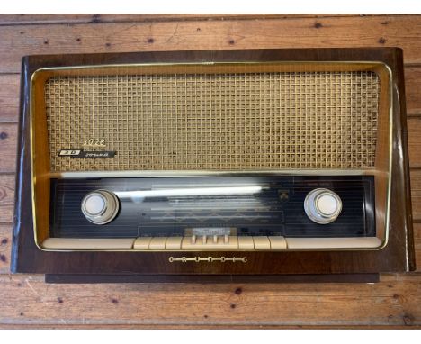 Grundig Vintage Tabletop Radio. A Grundig 3028 '3D Sound' tabletop valve radio with LW/MW/SW/VHF bands, circa 1957. Attractiv