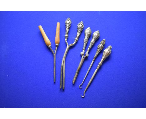 Edwardian Ladies (silver) items x5. Birmingham 1910 Silver Handled hair curlers. Total length 23cm PLUS Edwardian 18cm long h