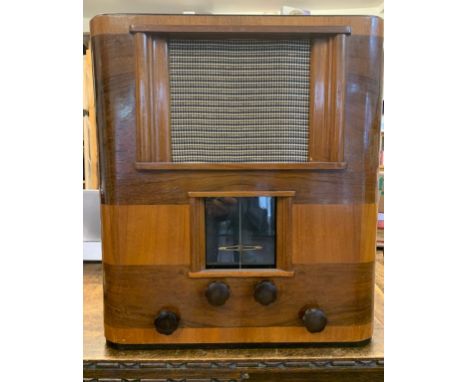 Vintage Bush SW-43 Tabletop Radio. A vintage Bush tabletop 'all-wave' radio from 1937. Attractive wooden case and woven speak