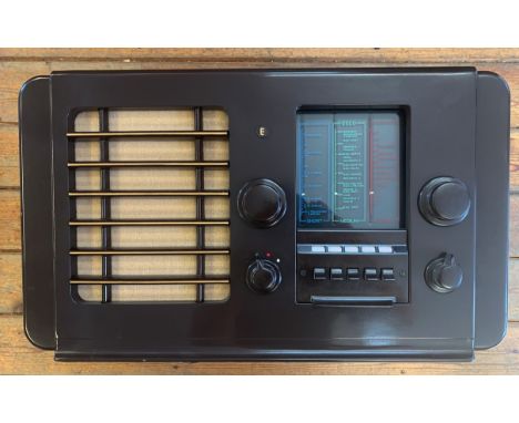 VINTAGE VALVE TABLE TOP RADIO. A vintage 'Ekco' tabletop radio from the mid 1940s, with dark brown bakelite casing, manual tu