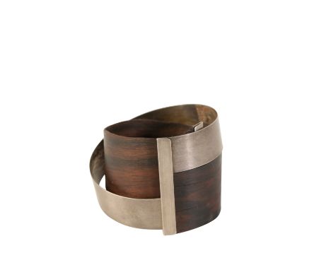 •RADEK SZWED (RADOSLAW SZWED) : A CONTEMPORARY SILVER AND ROSEWOOD BANGLE, circular ribboned form, impressed marks, 4.5cm Rad