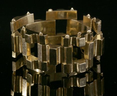 An American gold geometric link bracelet, c.1940, with articulated rectangular links, with polished flat and scalloped sectio