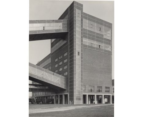 Albert Renger-Patzsch (Würzburg 1897 – 1966 Wamel b. Soest). „Wäsche d. [er] Zeche Germania, Dortmund Marten“. 1952Vintage. S
