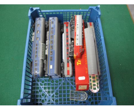 A Triang Railways "OO" Gauge/4mm U.S.A Outline Class F7 Bo-Bo Diesel Locomotive R/No 4008, (good u/t), plus four silver/red c
