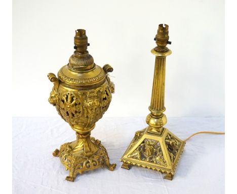 ORNATE EDWARDIAN BRASS URN SHAPED TABLE LAMPof multi-piece construction, the body with pierced decoration, lion mask handles,