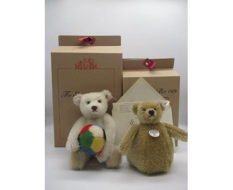 Steiff The Exhibition Bear in white mohair with toy ball, limited edition 802/1500, boxed with certificate, H.21cm and a Stei