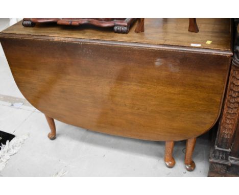 An early to mid 20th Century oak gate leg table, on Queen Anne style legs, width approx. 107cm