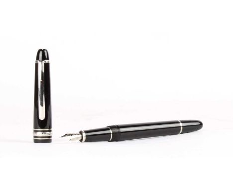 Montblanc, Germany "Meisterstuck" Fountain Pen Polished black resin with white 18k 4810 M nib, boxed.The pen in good conditio