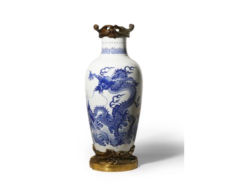 A CHINESE BLUE AND WHITE 'DRAGON' VASE KANGXI 1662-1722 Brightly painted with two scaly dragons chasing flaming pearls of wis