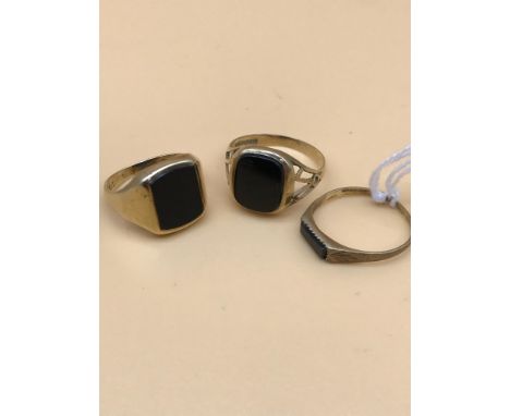 A 9ct gold onyx ring size K (3.5 G)A 9ct gold onyx ring size S (2G)and 9ct gold onyx ring size O 1/2 (1G) 