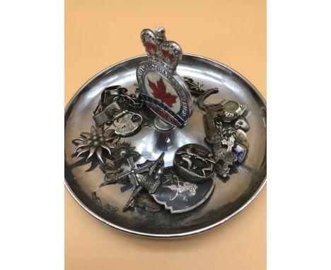 A Lot of various silver jewellery includes silver horse shoe, sterling silver key brooch, Silver heart compass, and dutch win