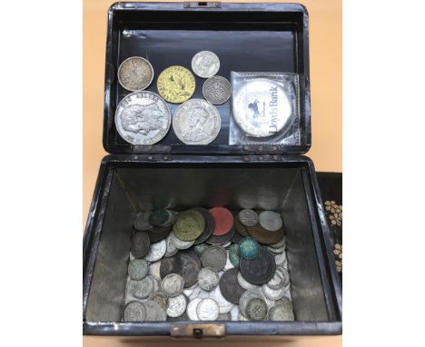 An oriental lacquered tea caddy filled with various old coins, includes 1899 quarter dollar, 1873 Leopold 2nd coin, George 5 