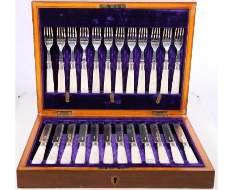 Edward VII set of twelve mother of pearl handled fruit knives and forks, cased, Sheffield 1904