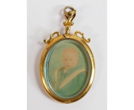 Victorian 9ct gold oval portrait pendant, gross weight 15.8g, h.5.25cm. 