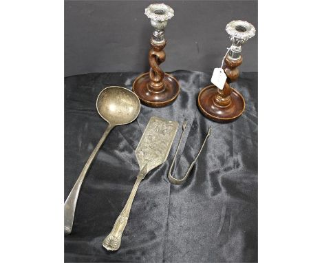 Mixed silver plated items to include sugar tongs and a ladle with a pair of wooden candlesticks (5)