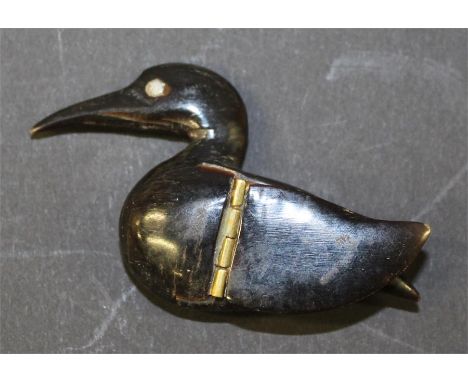 Horn snuff box in the form of a bird, with a hinged lid opening to reveal a storage area