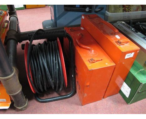 Bosch Jigsaw, Bosch angle grinder, cased together with an extension cable. (3)