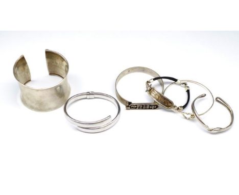 Silver bangle group includes five marked silver pieces approx weight 76 grams, including rubber strap. As well as a good unma