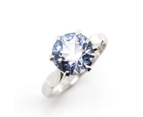 Spinel set 18ct white gold and platinum ring marked 18ct plat. Approx weight 3.55 grams, ring size K