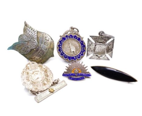 A collection of Australian medals includes a Australian Society of Engineers (Stg silver), Australian Commonwealth Military F