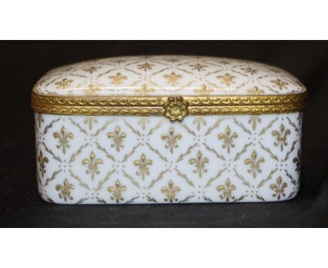Le Tallec Limoges lidded trinket box with hand painted fleur de lis gold gilt pattern, 10.5cm wide, 5.2cm high