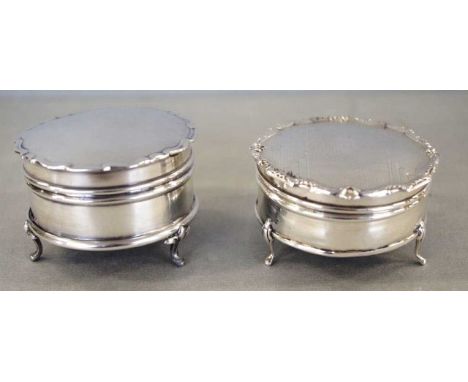 Two sterling silver trinket boxes hallmarked Birmingham 1931 (one hinge a/f), 6cm diameter
