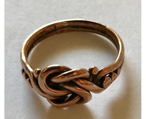 Knot ring in 9 carat gold, 4.1 gms, size R