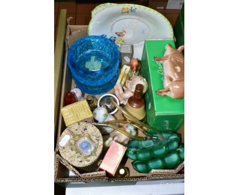 A BOX OF COLLECTABLE AND NOVELTY ITEMS ETC, to include a boxed Beswick Tamworth pig, boxed Chinese cameo cut snuff bottle, pa